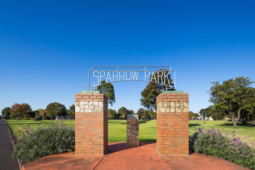 The Pix - Industrial Chic At Its Best Geelong West Экстерьер фото